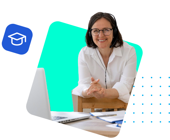 una mujer realizando un curso corto con rapida salida laboral